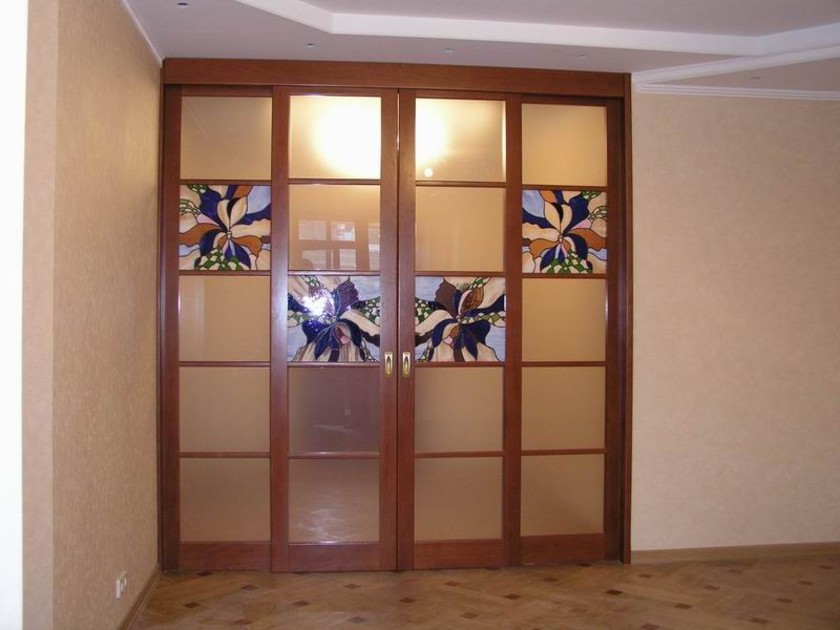 Перегородка с цветными стеклянными вставками Тольятти