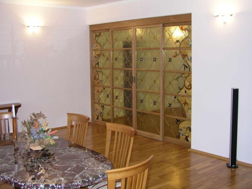 Перегородка для гостиной с цветным стеклом и декоративными вставками Тольятти