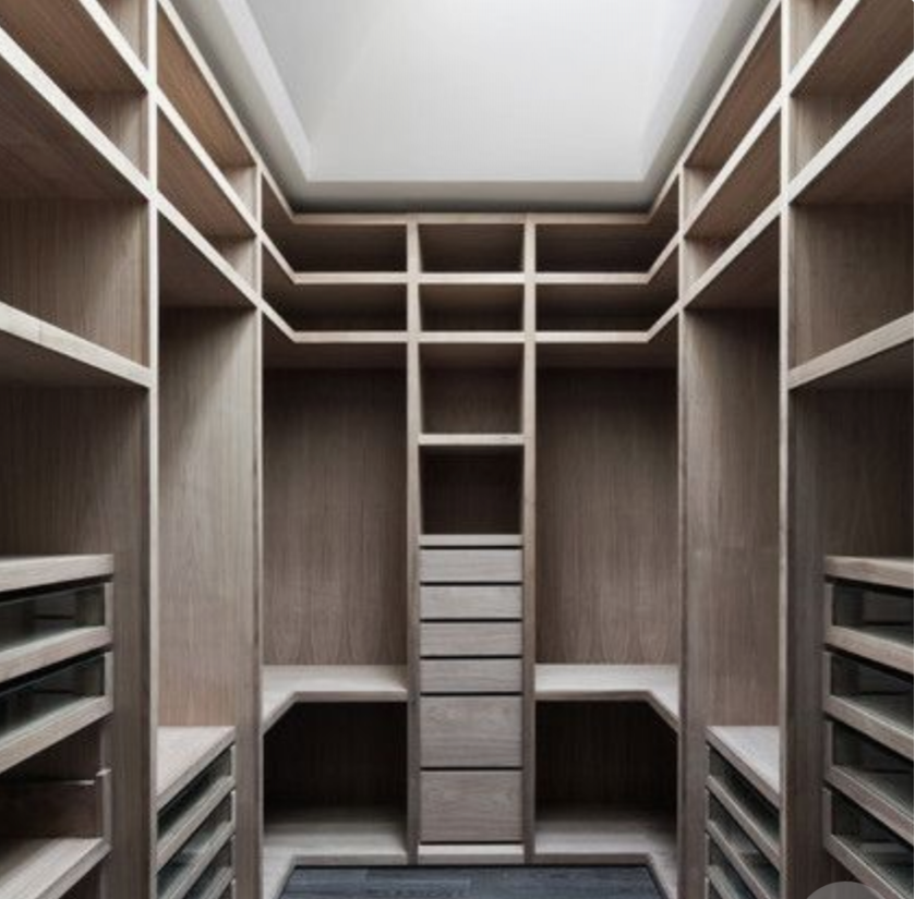 П-образная гардеробная комната в классическом стиле Тольятти