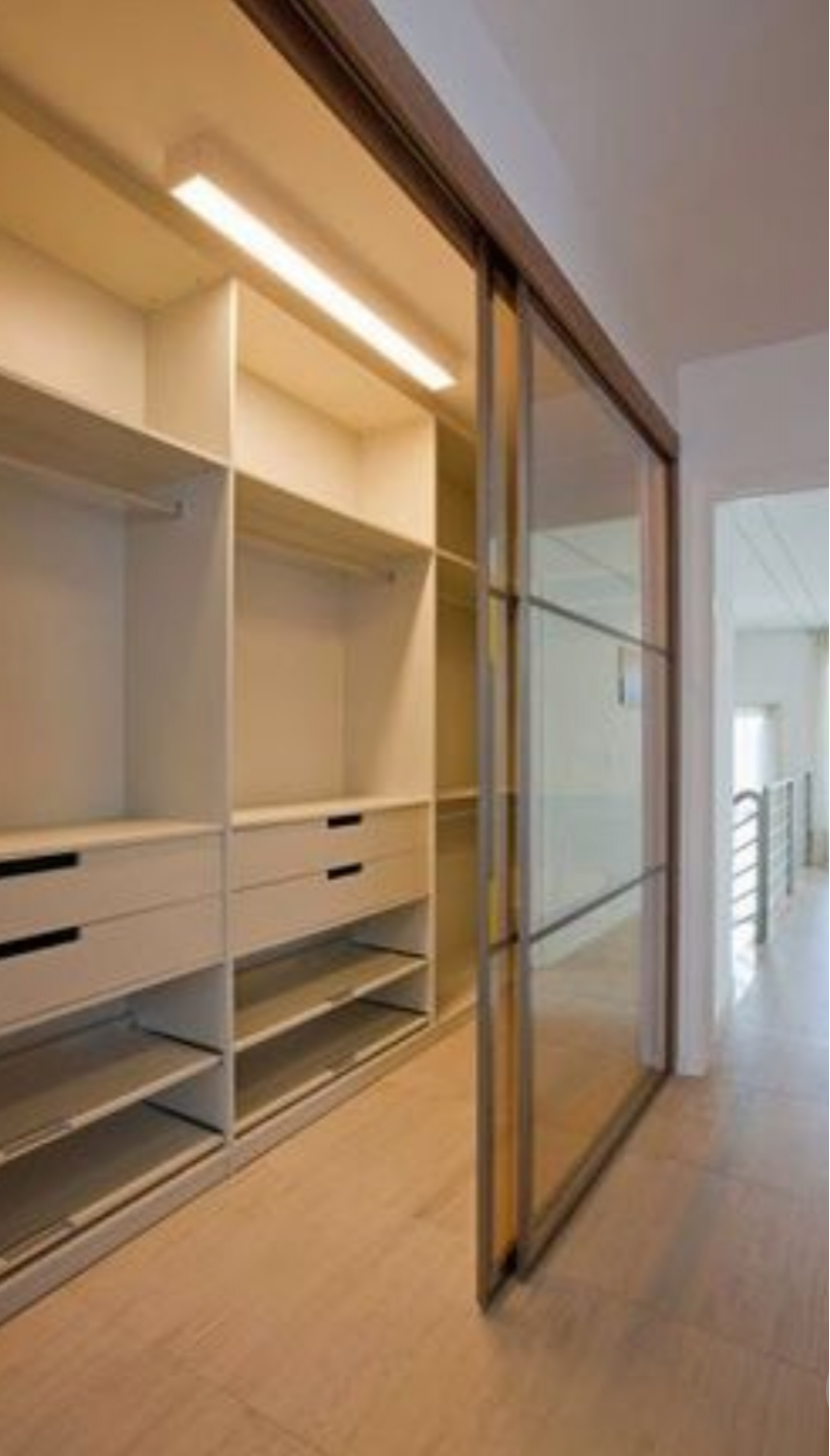 Линейная гардеробная комната с дверями купе Тольятти