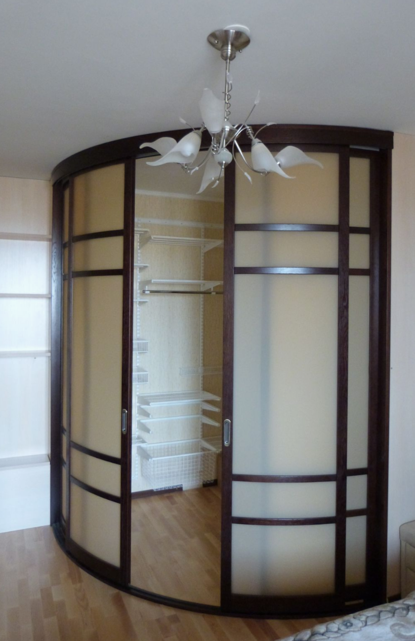Радиусная полукруглая угловая гардеробная комната Тольятти