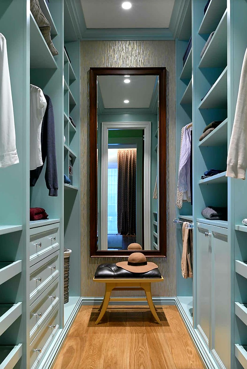 Параллельная гардеробная комната с большим зеркалом Тольятти