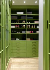 Г-образная гардеробная комната в зеленом цвете Тольятти