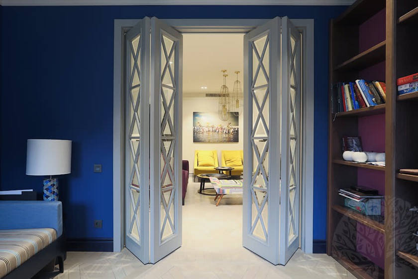 Двери гармошка  для гостиной со стеклами с разделителями Тольятти