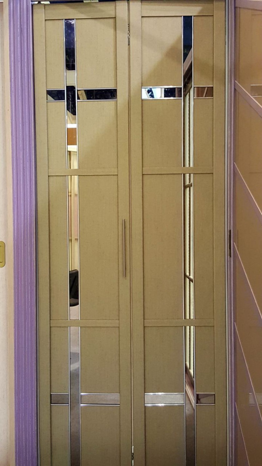 Двери гармошка шпонированные с зеркальным декором Тольятти