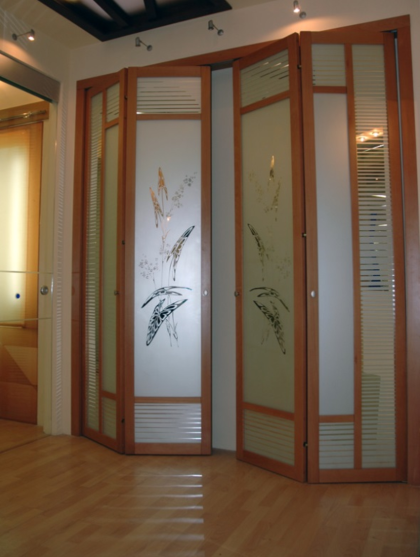Широкие двери гармошка с матовым стеклом и рисунком Тольятти
