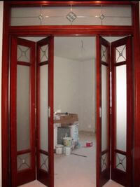 Дверь гармошка с декоративными стеклянными вставками Тольятти