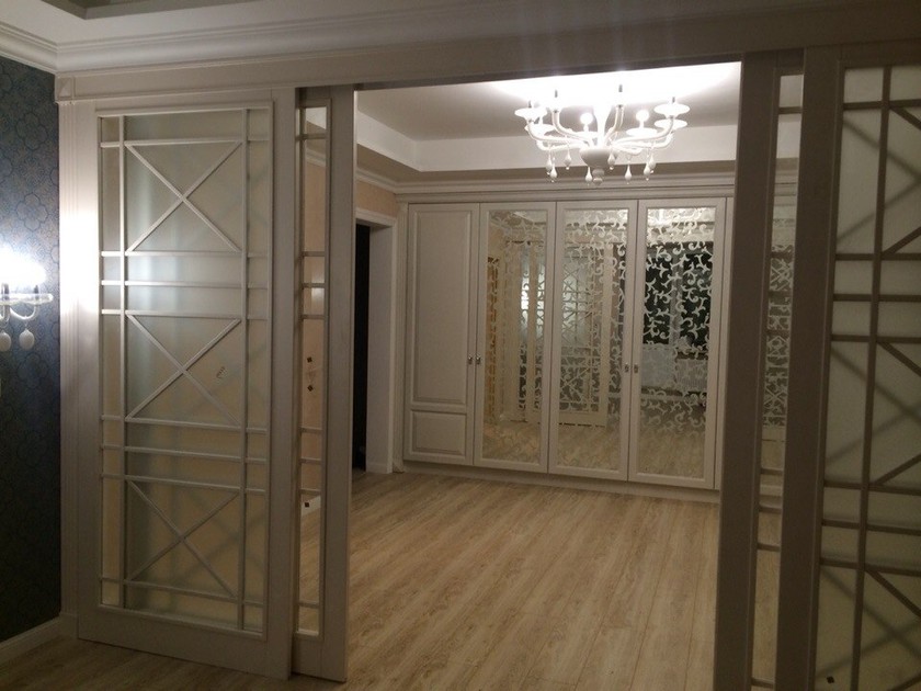 Раздвижная межкомнатная перегородка с декоративными вставками из стекла Тольятти